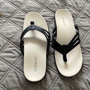 Vionic thong sandals NWOT 10